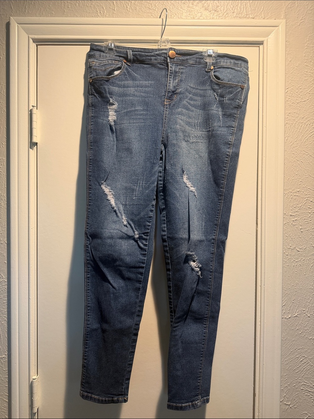 1822 Women’s Distressed Blue Skinny Jeans size 32